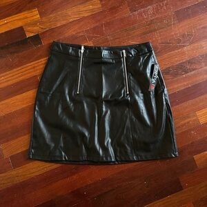 Chic Black Faux Leather Mini Skirt with Zipper Accents